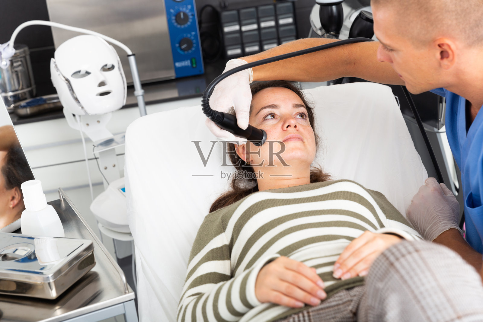 妇女正在进行面部超声提升手术照片摄影图片