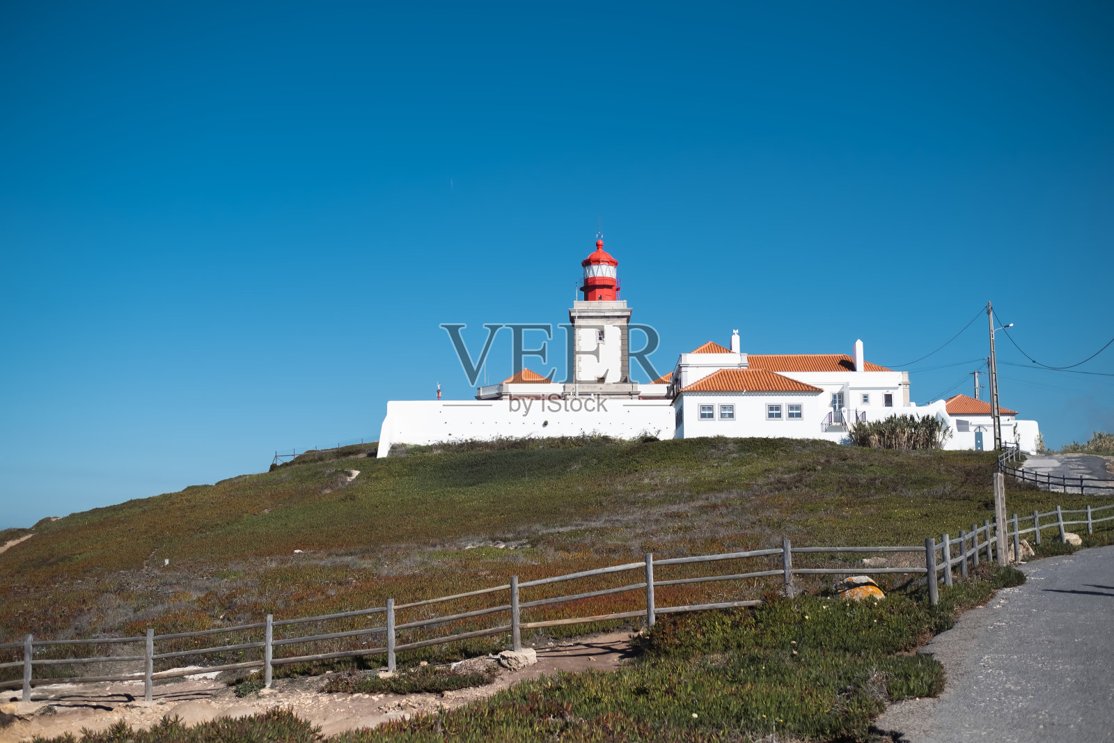葡萄牙辛特拉附近的卡波达罗卡灯塔上的灯塔。照片摄影图片