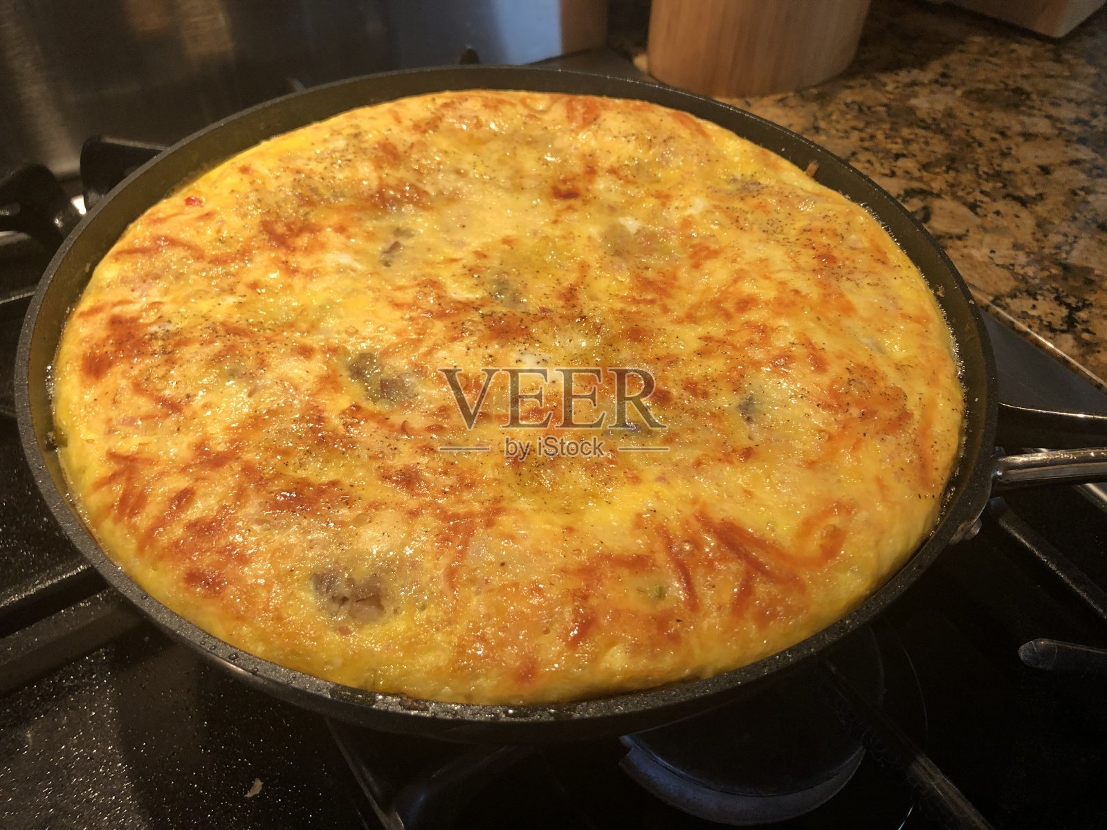 烤箱完成煎锅煎蛋饼照片摄影图片