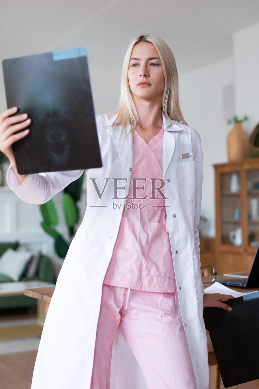 女医生在办公室看x光扫描照片摄影图片