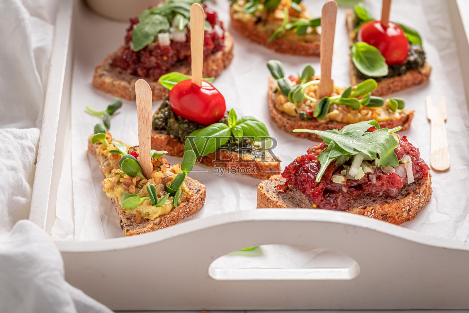 健康的意式烤面包配炒鸡蛋和鞑靼小吃照片摄影图片