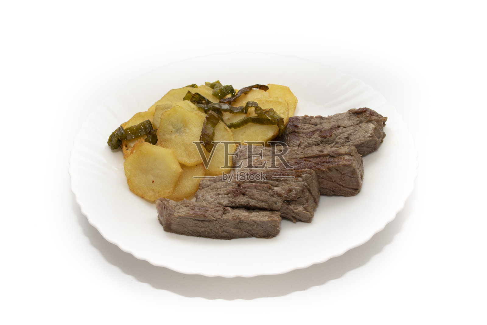 切成圆形的薯条,配烤牛肉照片摄影图片