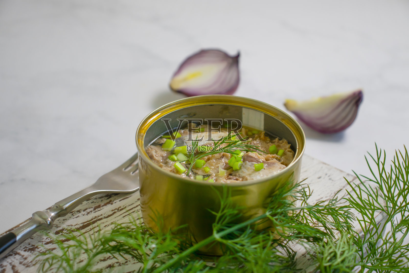 罐子里的鱼罐头,木制背景上的莳萝照片摄影图片