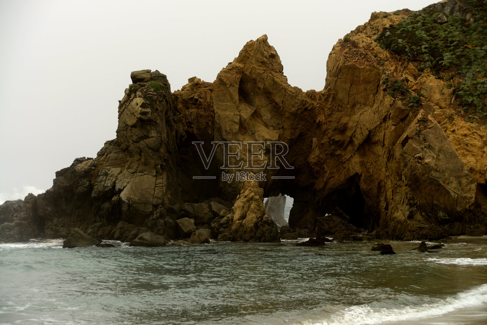 大雾弥漫的加利福尼亚大苏尔太平洋照片摄影图片