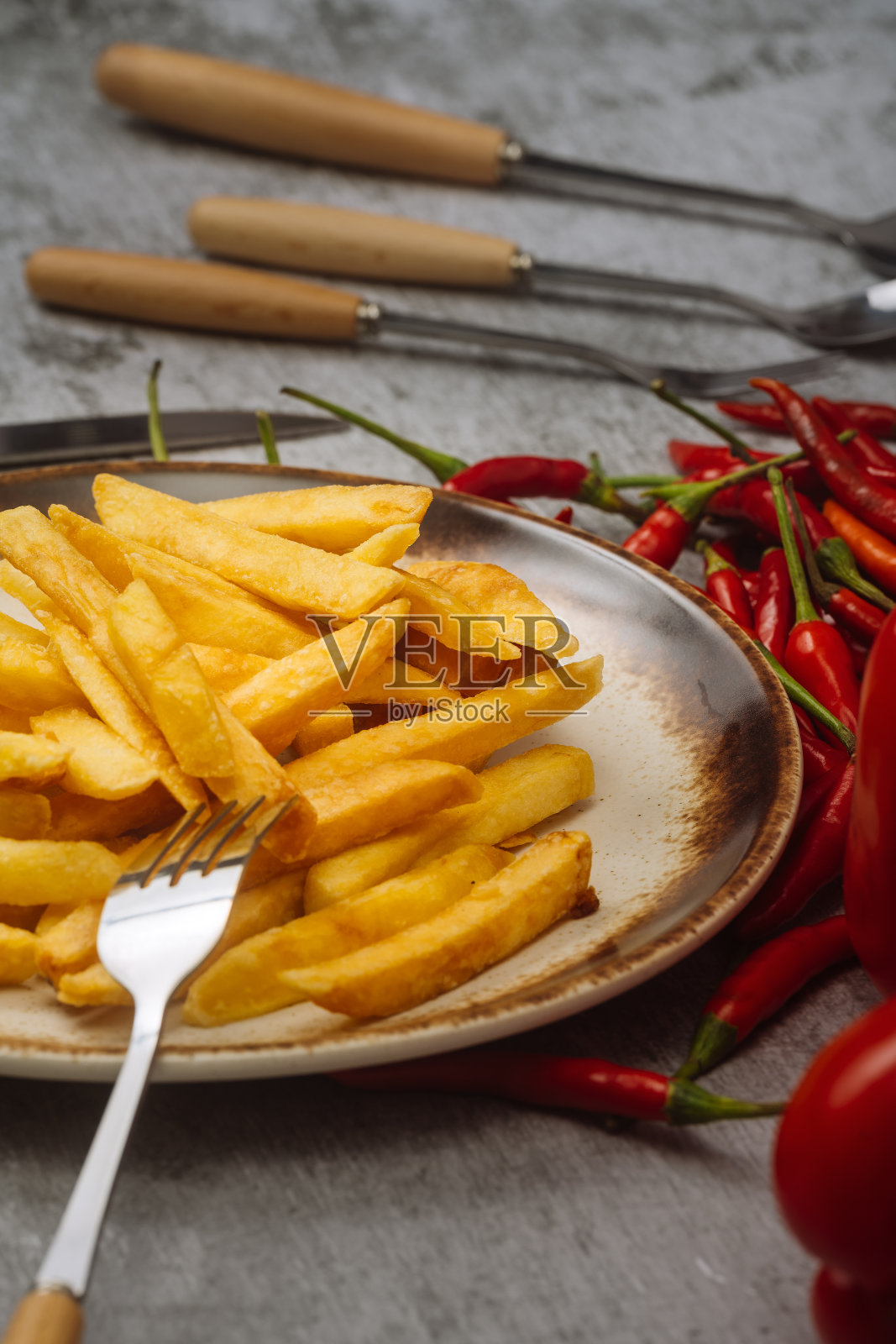 辣椒,炸薯条,盘子和西餐工具在大理石板照片摄影图片