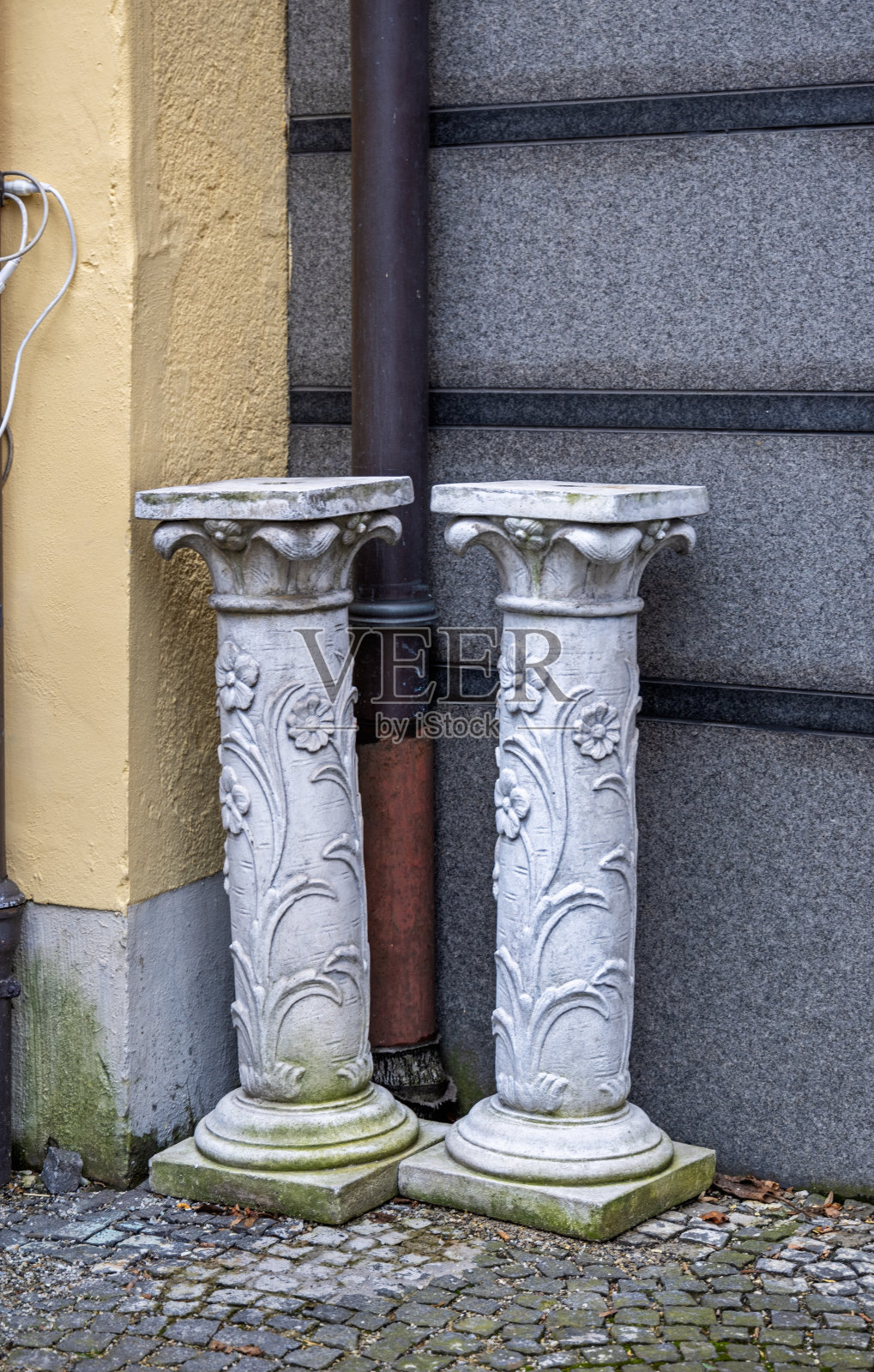 房子外面有两根仿造的古董柱子照片摄影图片