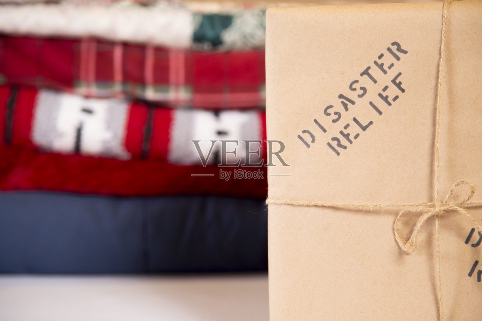 赈灾包用牛皮纸包好,用细绳系好。照片摄影图片