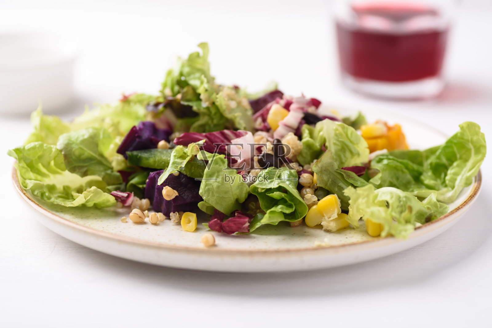 新鲜蔬菜和谷物沙拉照片摄影图片