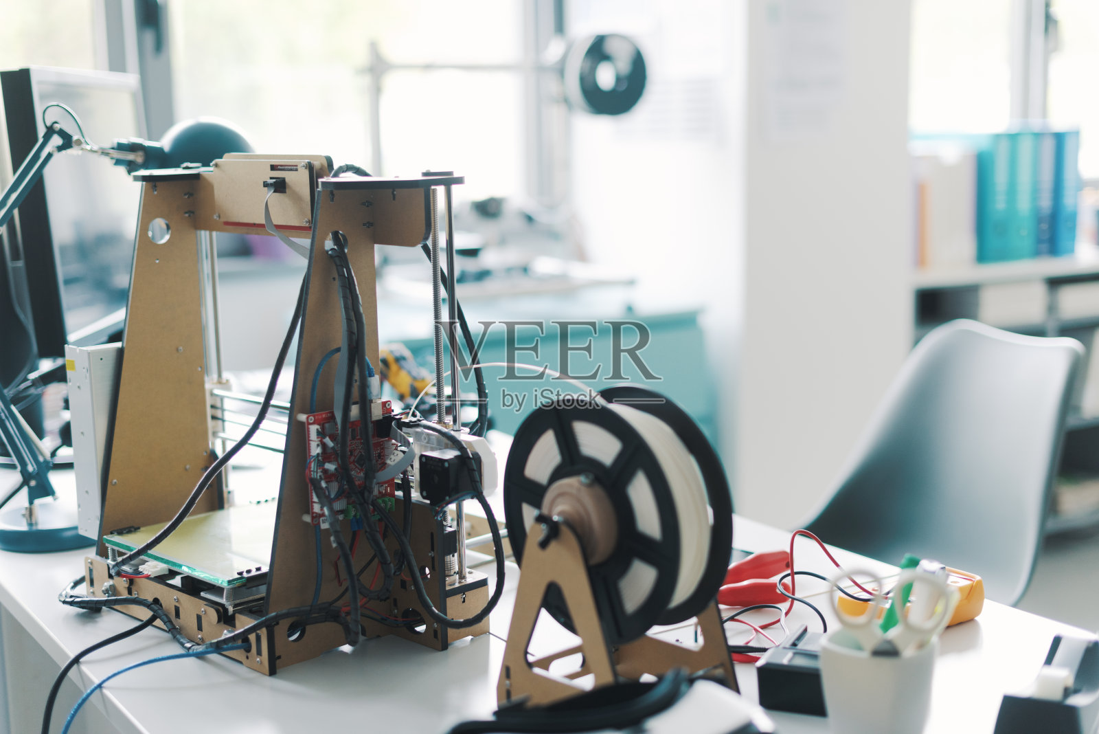 实验室桌上有3D打印机和工具照片摄影图片