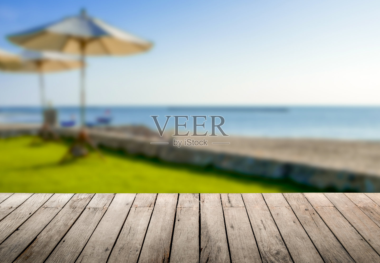 木制的桌子和海滩照片摄影图片