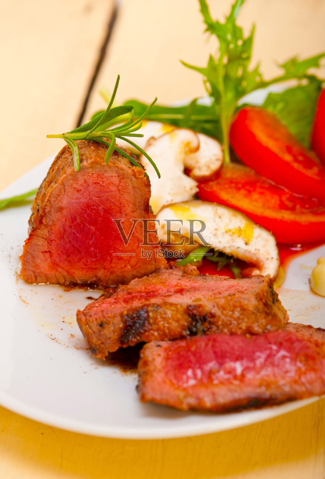 菲力牛排配蔬菜烤照片摄影图片