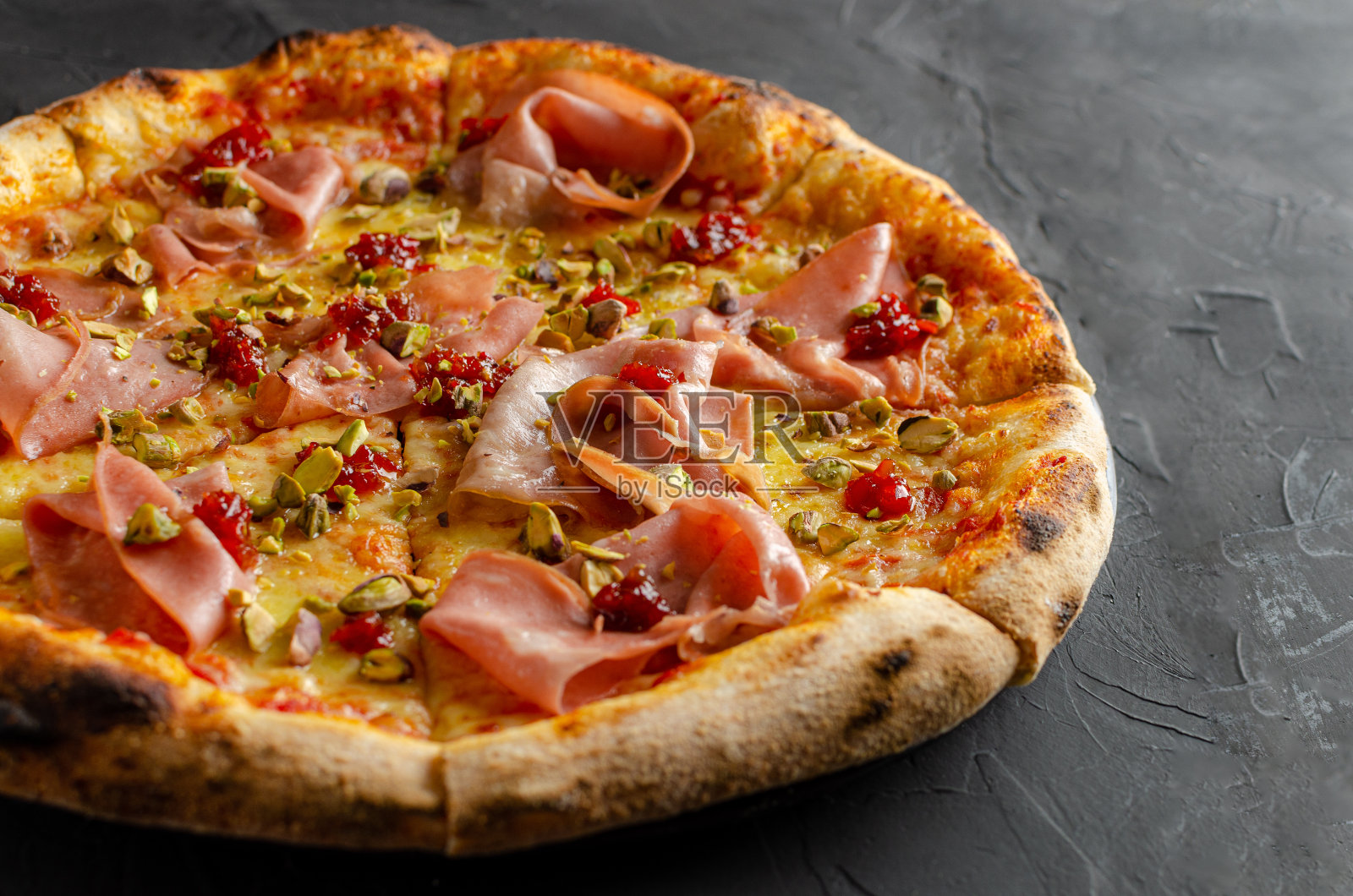 烤炉烤制的火腿披萨照片摄影图片