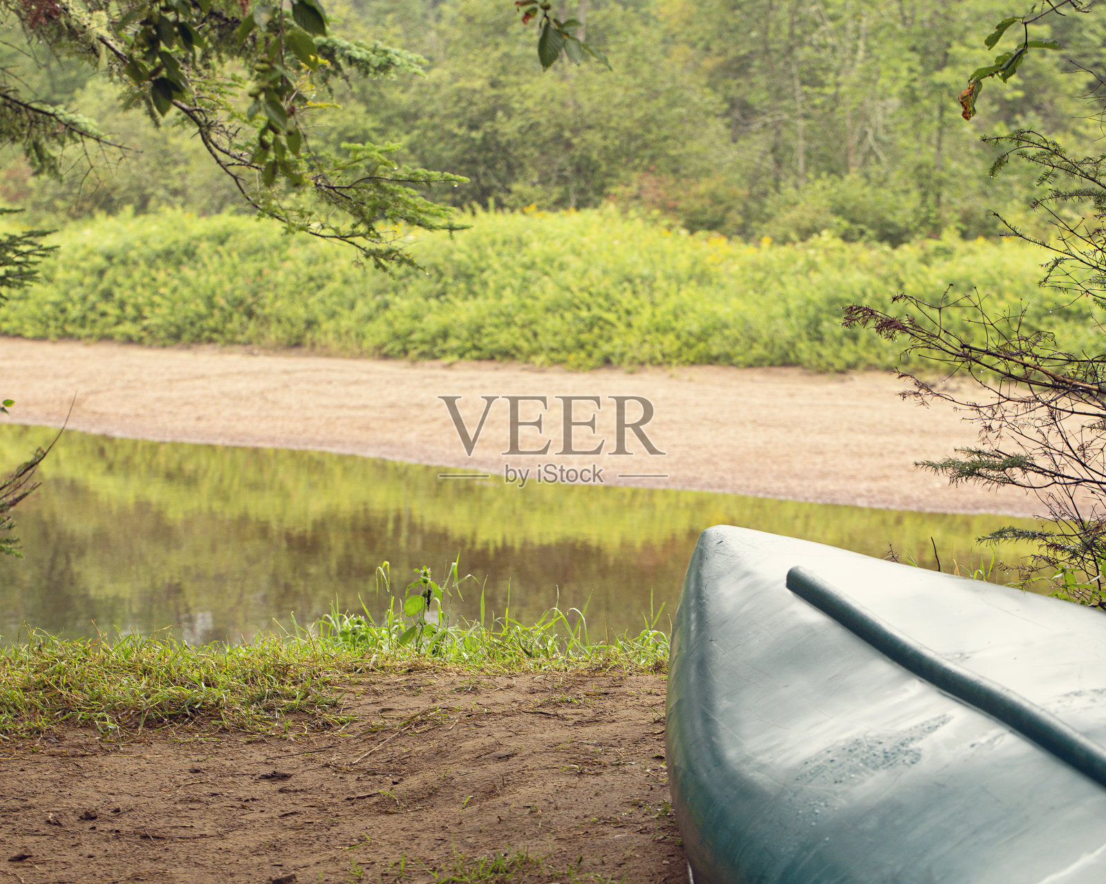 俯瞰水面的独木舟照片摄影图片