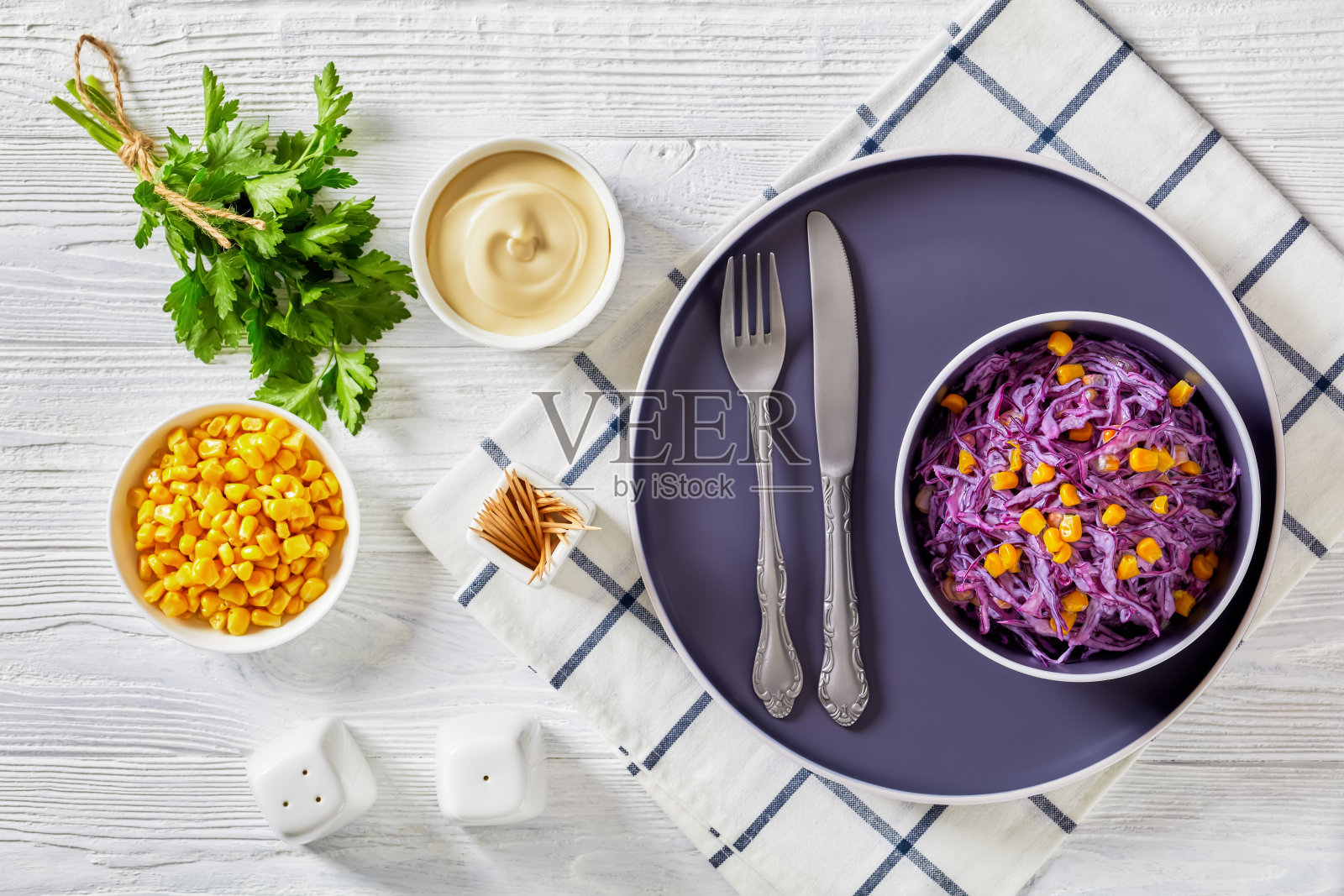 红甘蓝玉米沙拉配蛋黄酱照片摄影图片