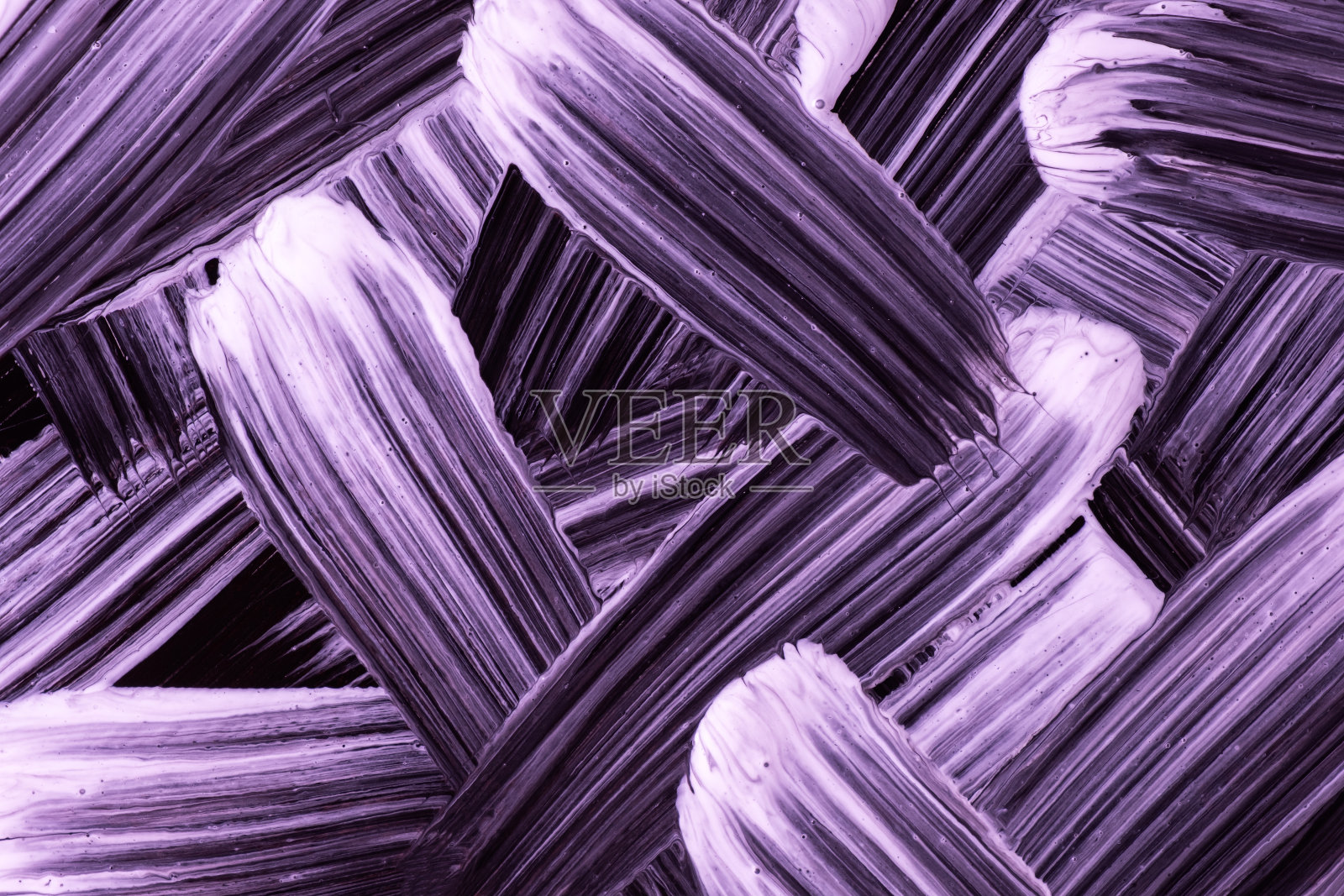 抽象艺术背景黑色、白色和紫色。用紫色笔触和飞溅的水彩画照片摄影图片