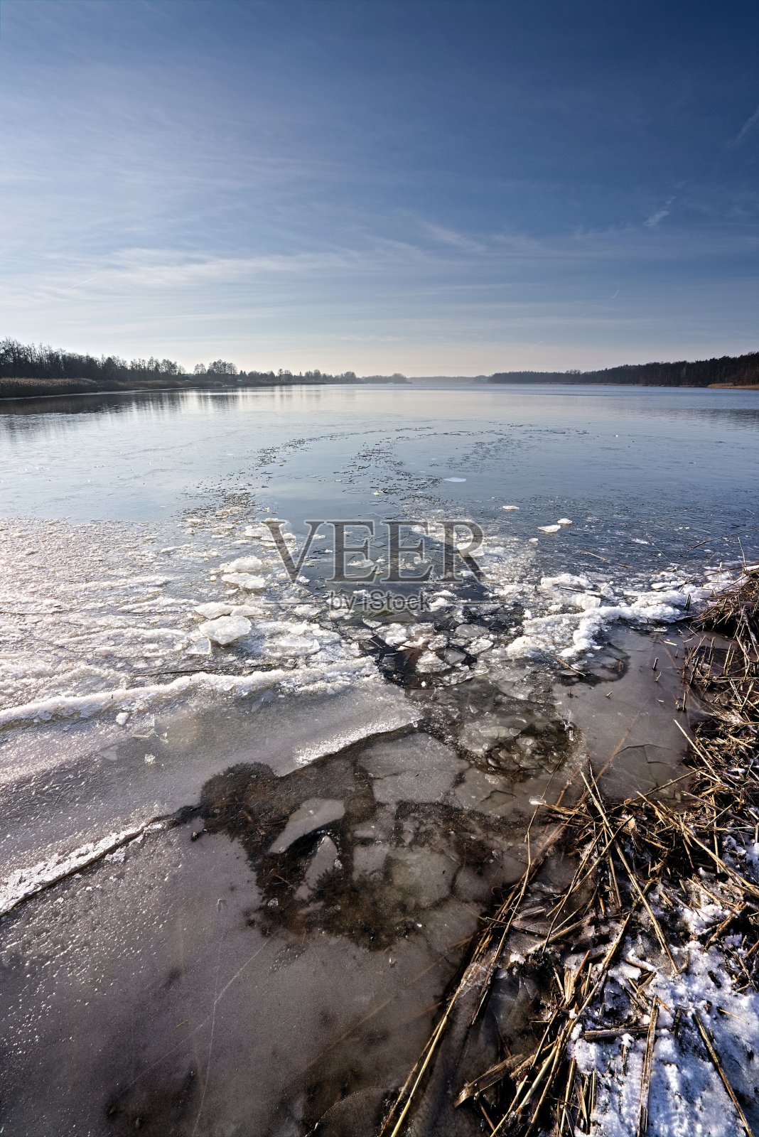 冬天阳光灿烂的日子,湖面上结满了冰照片摄影图片