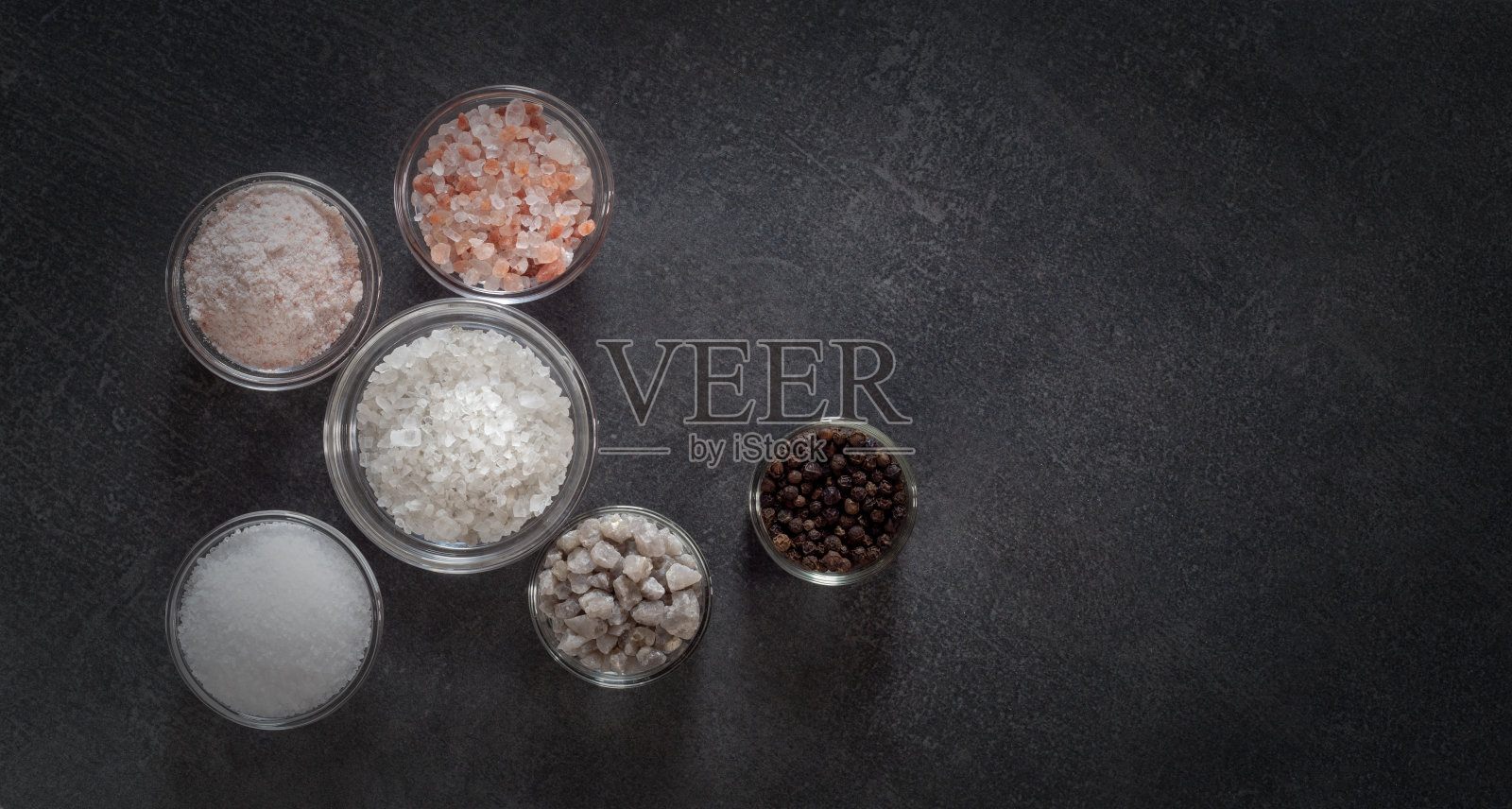 不同种类的盐和烹饪香料照片摄影图片