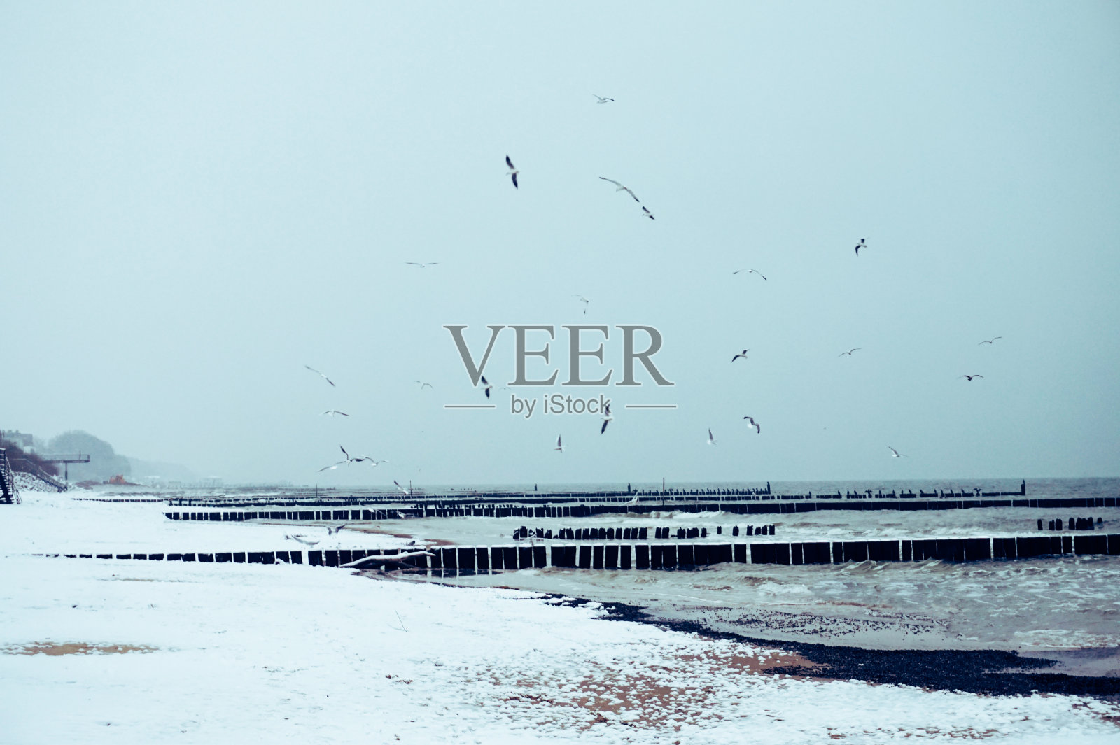 雪在海滩上-冬天的时间照片摄影图片