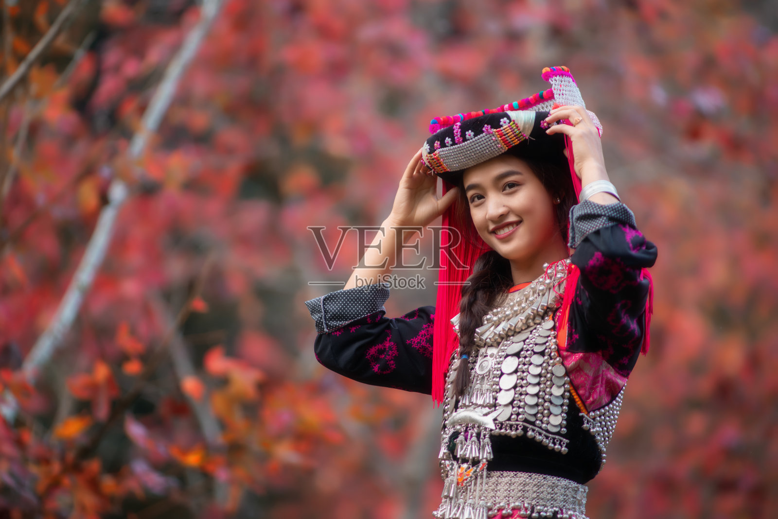 一个穿着傈僳族传统服装的亚洲女孩的肖像照片摄影图片