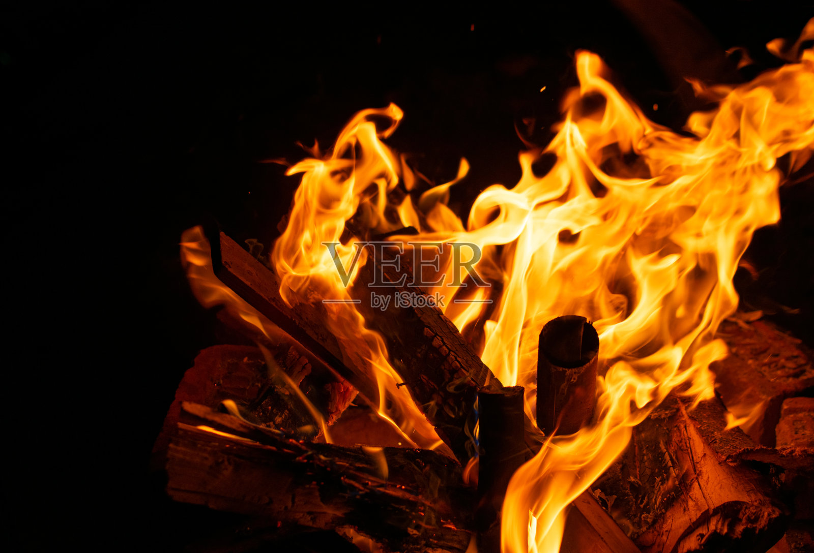 温暖的壁炉和许多树木准备烧烤。篝火的特写照片。照片摄影图片