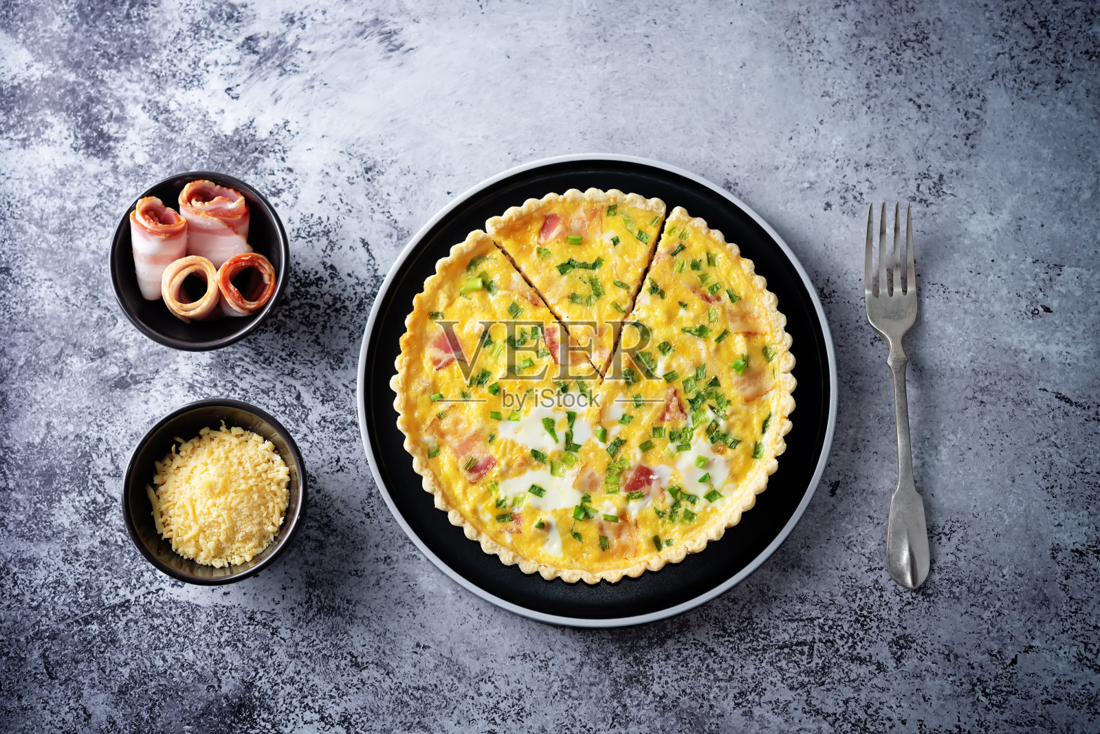 鸡培根蛋饼配葱照片摄影图片