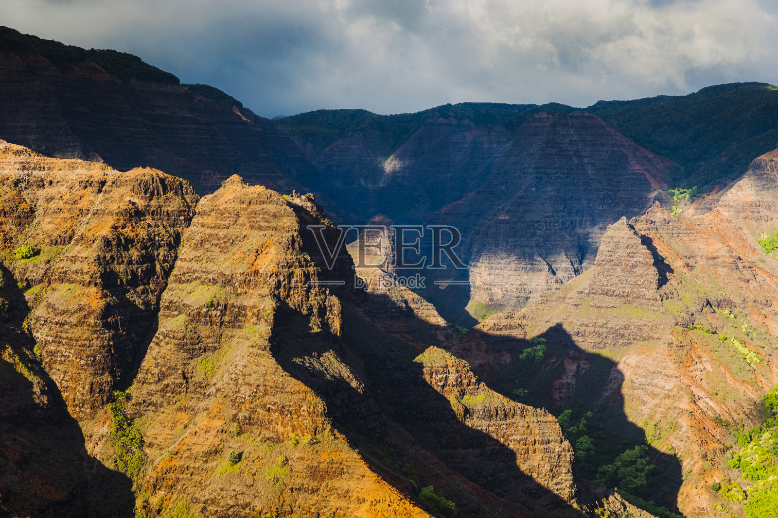 云朵在夏威夷的威美亚峡谷投下阴影照片摄影图片