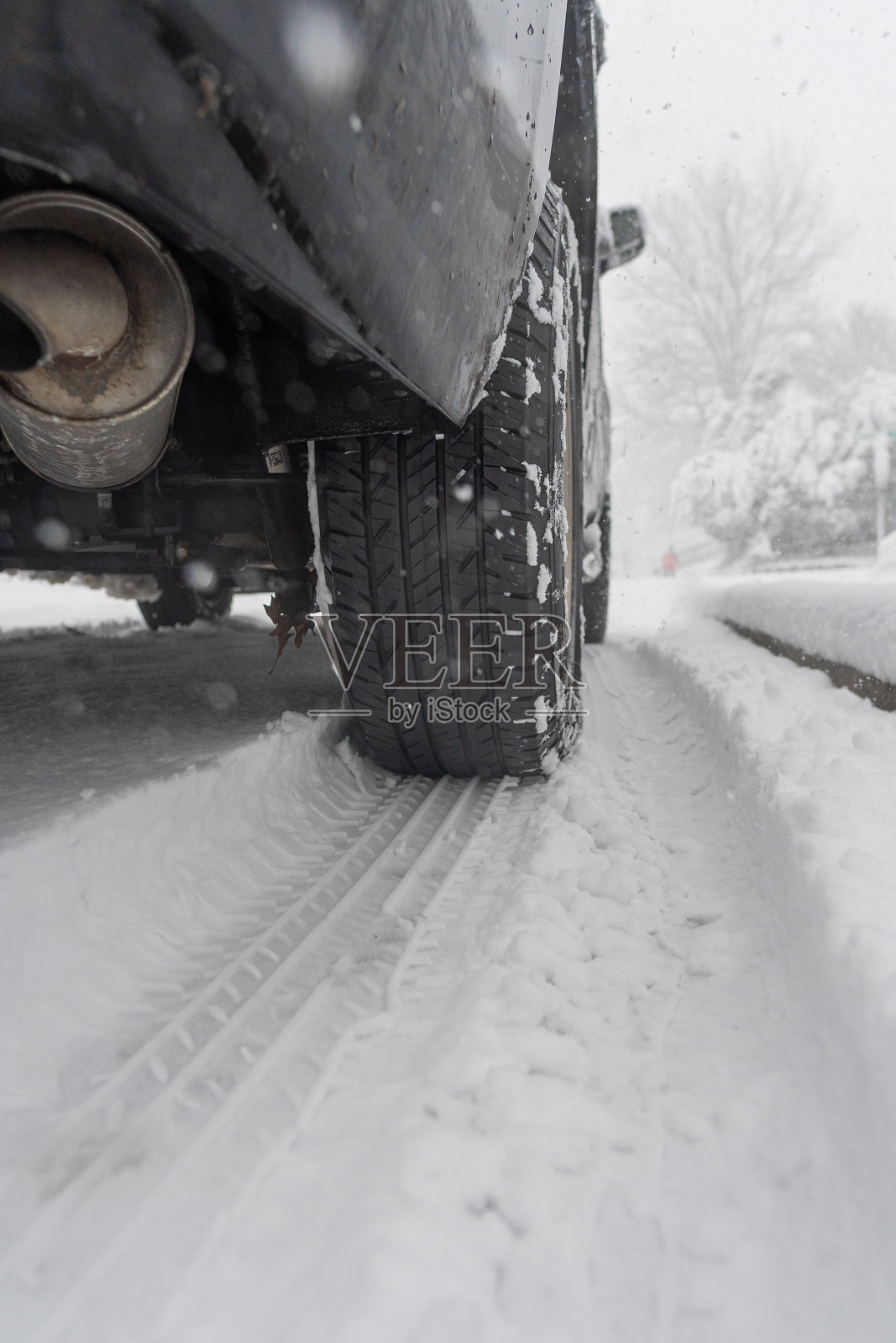 雪地里的轮胎照片摄影图片