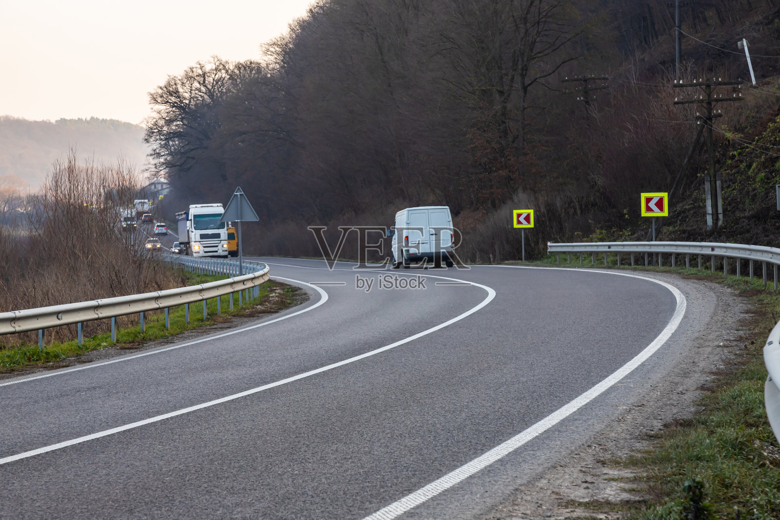 路右转,然后左转,景色宜人照片摄影图片