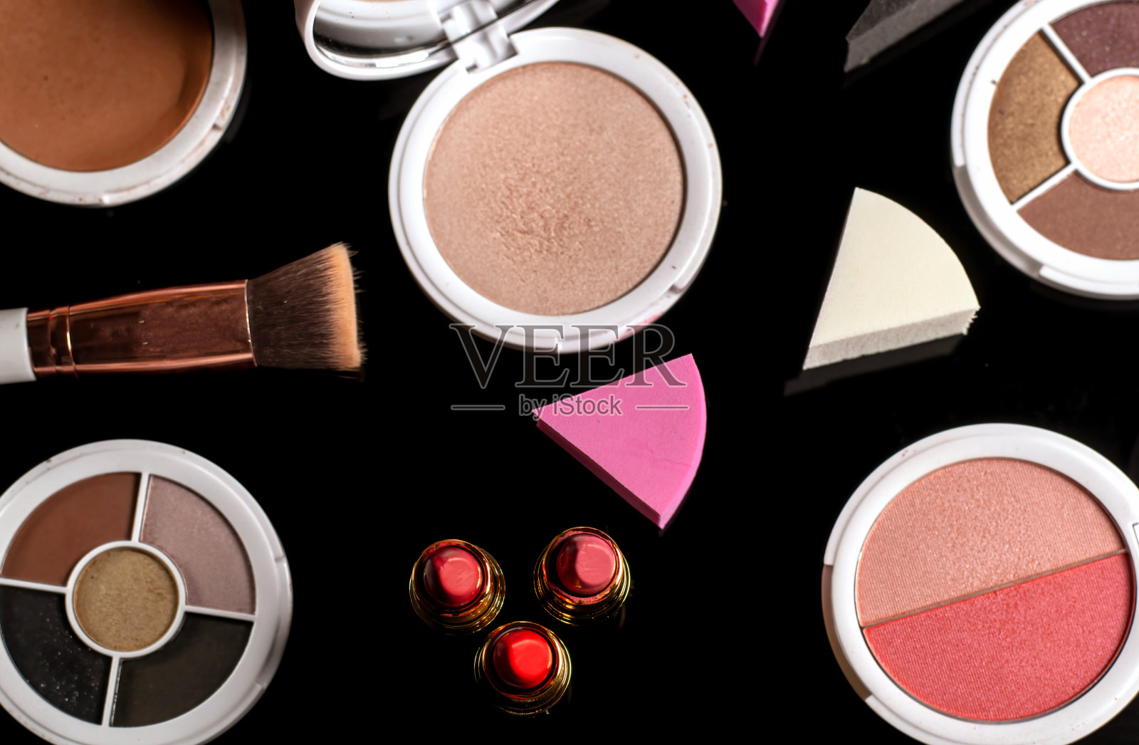 黑色背景上的各种化妆品。照片摄影图片