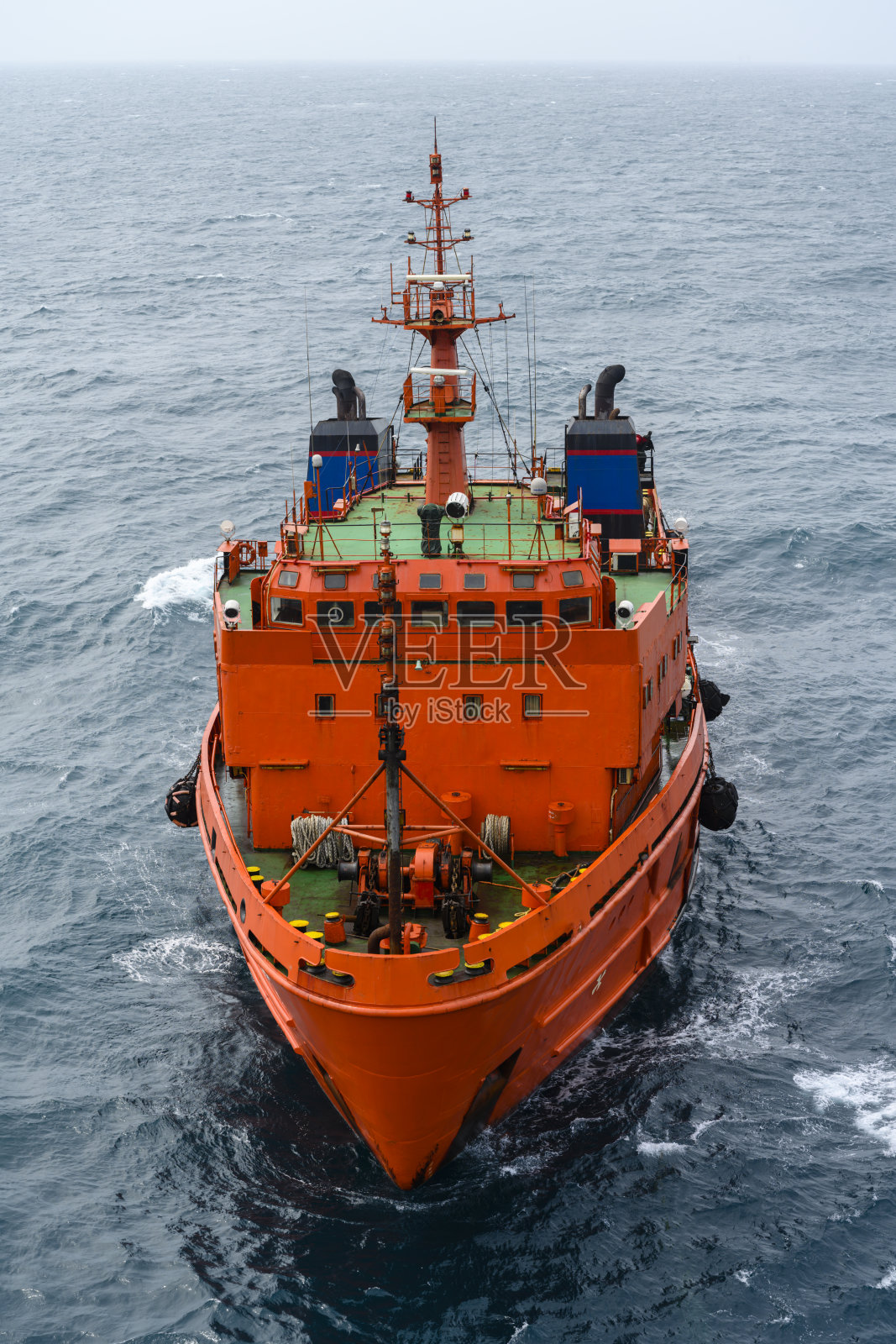 海在公海上拖着照片摄影图片