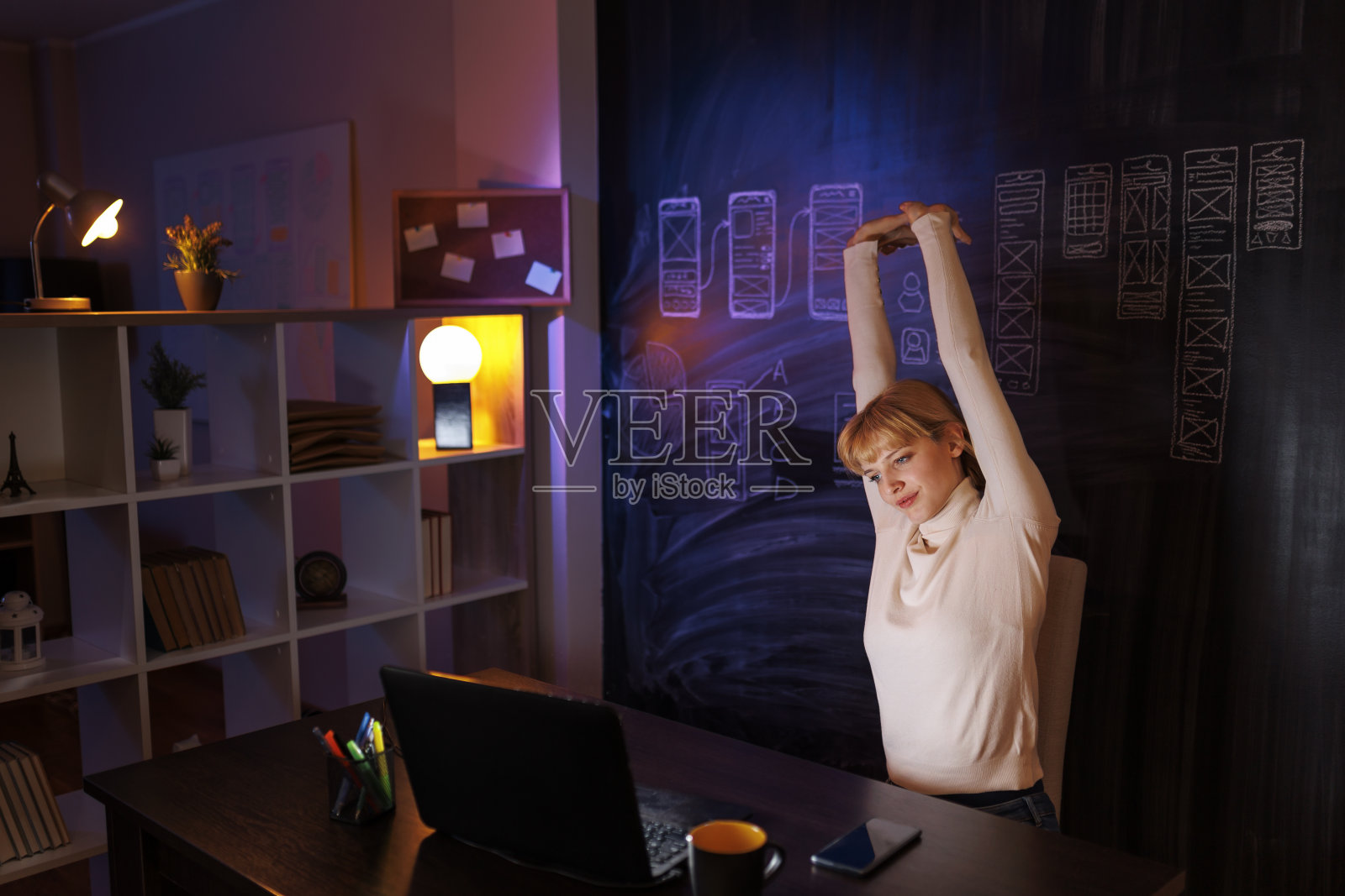 女性用户体验UI设计师在加班时进行伸展照片摄影图片