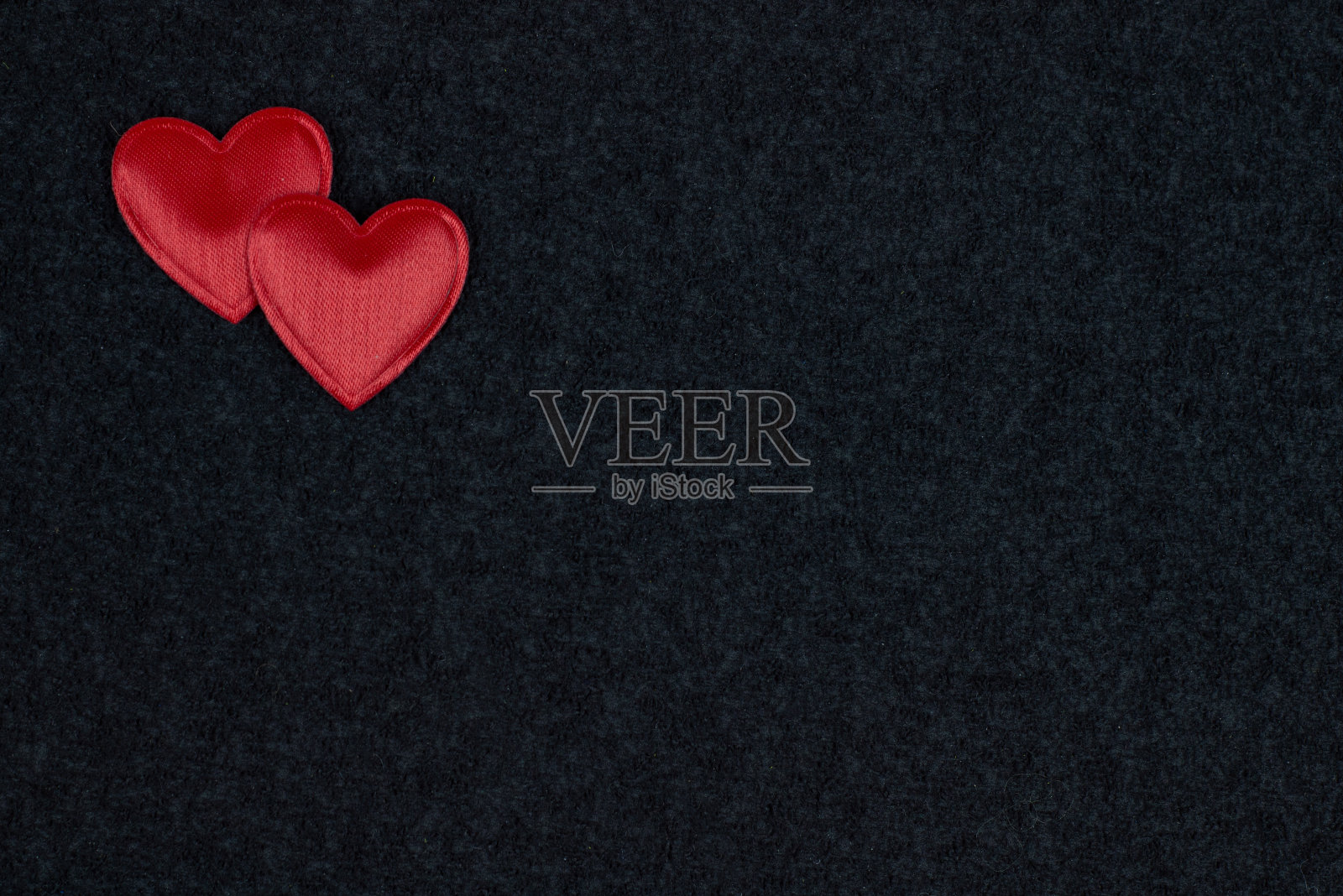 黑色背景上的红心。情人节的概念。明信片。弗拉照片摄影图片