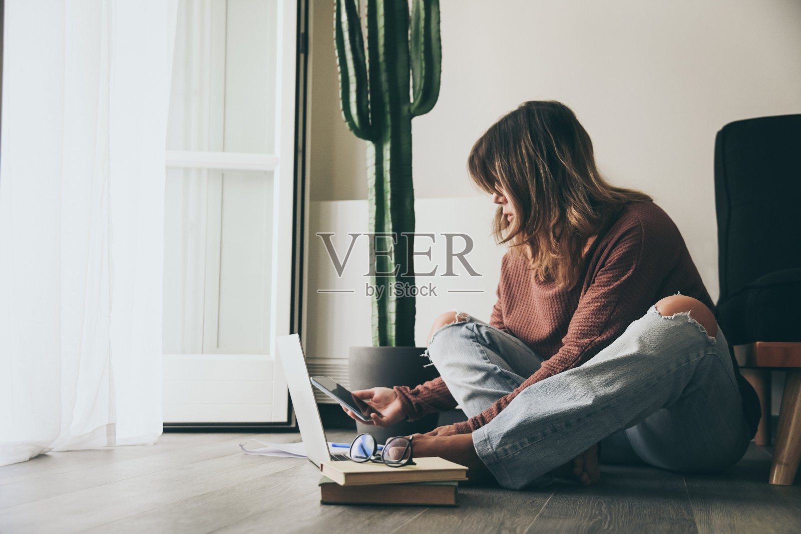 年轻女性在家用笔记本电脑工作。女性用手在电脑键盘上打字。青少年与远方的朋友进行网络视频通话。女孩在线学习。科技、青春、青春、新生活理念照片摄影图片