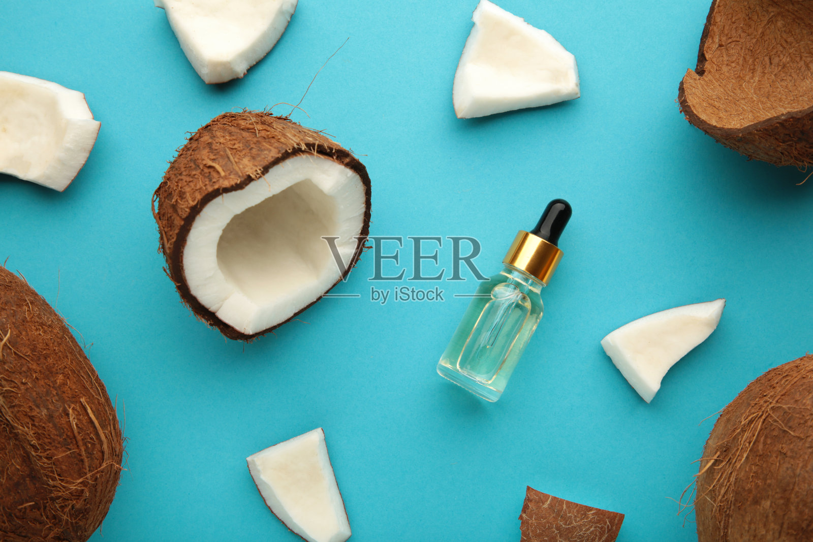 椰子油与椰子在蓝色的背景。俯视图照片摄影图片