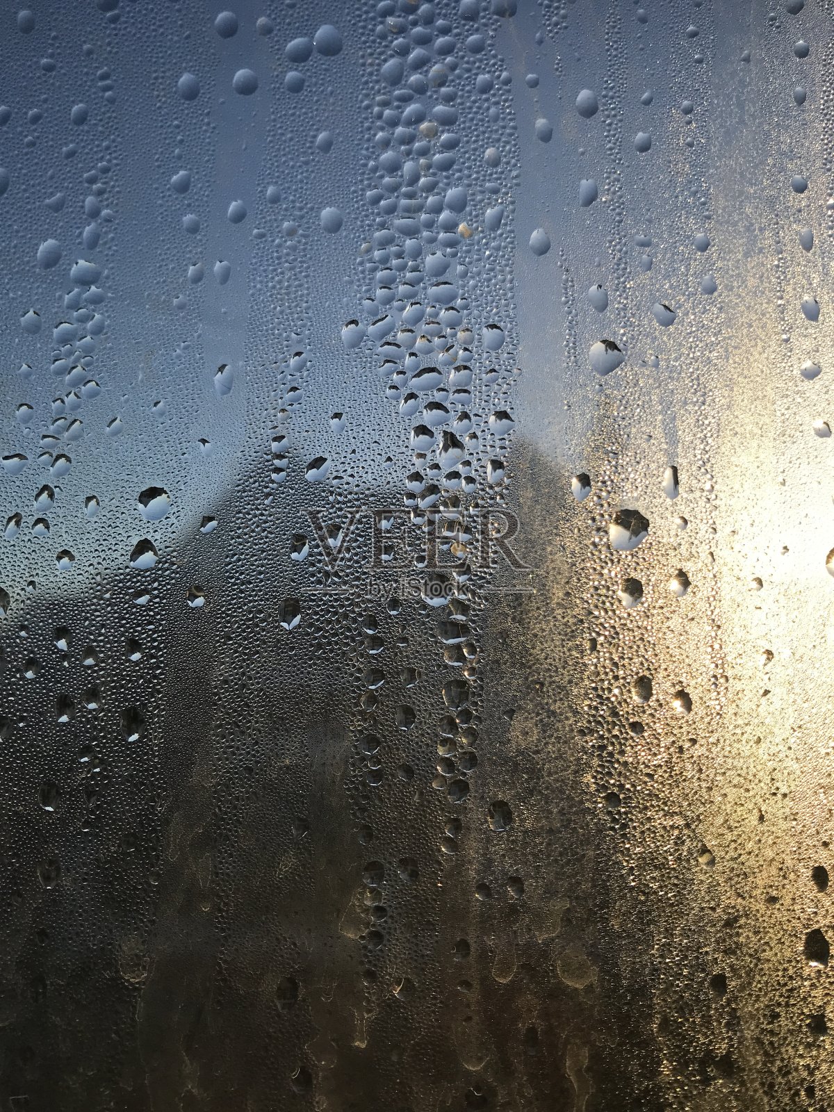 潮湿的窗户和雨滴。照片摄影图片