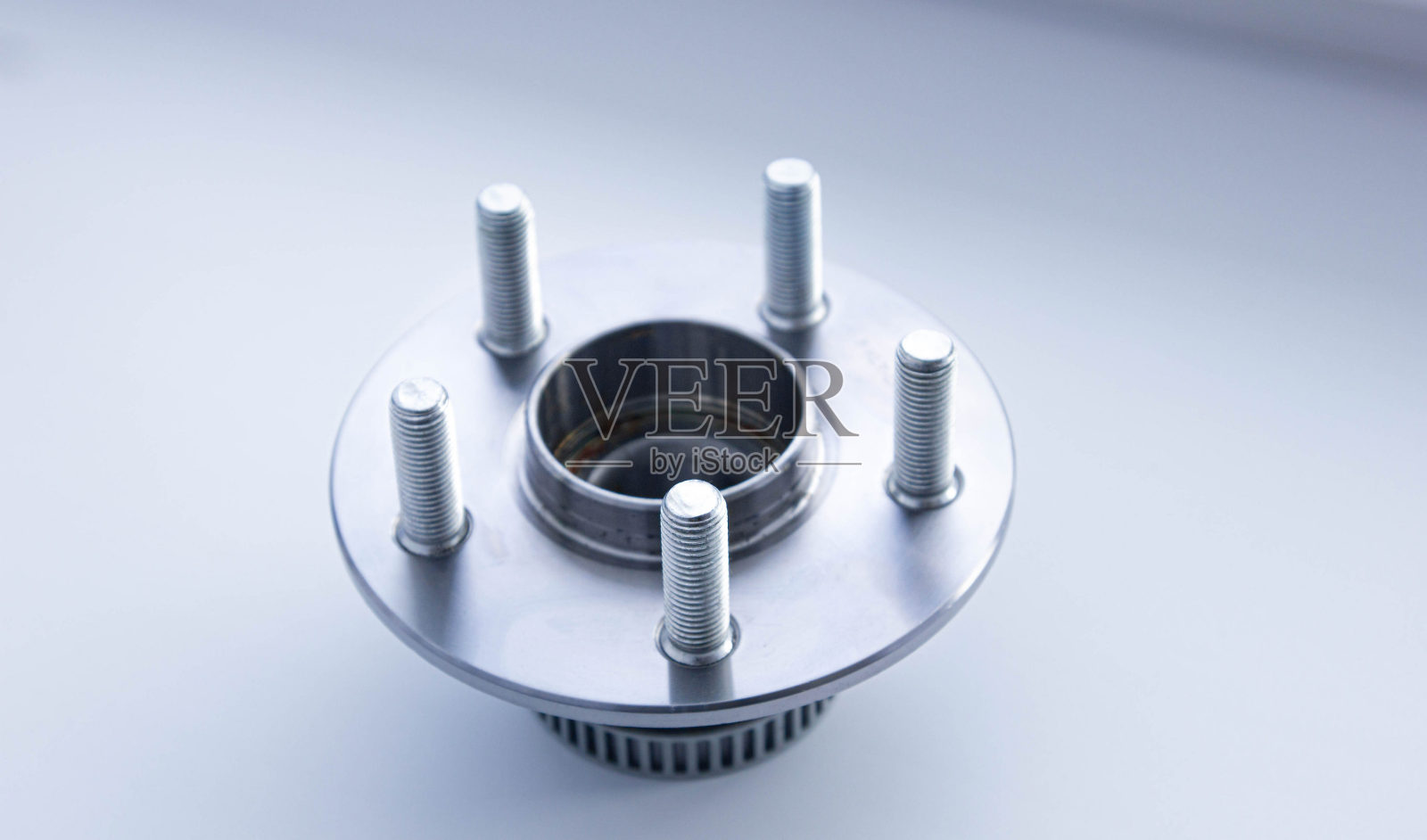 新的轮毂与五个螺母在白色的背景照片摄影图片