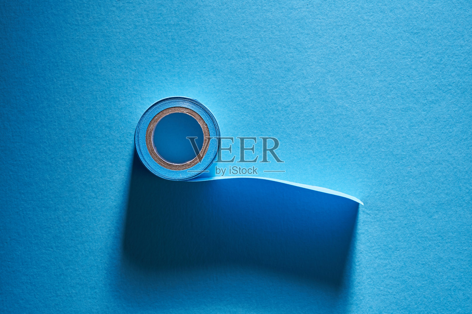 蓝色条状波浪纸。抽象纹理蓝色背景照片摄影图片