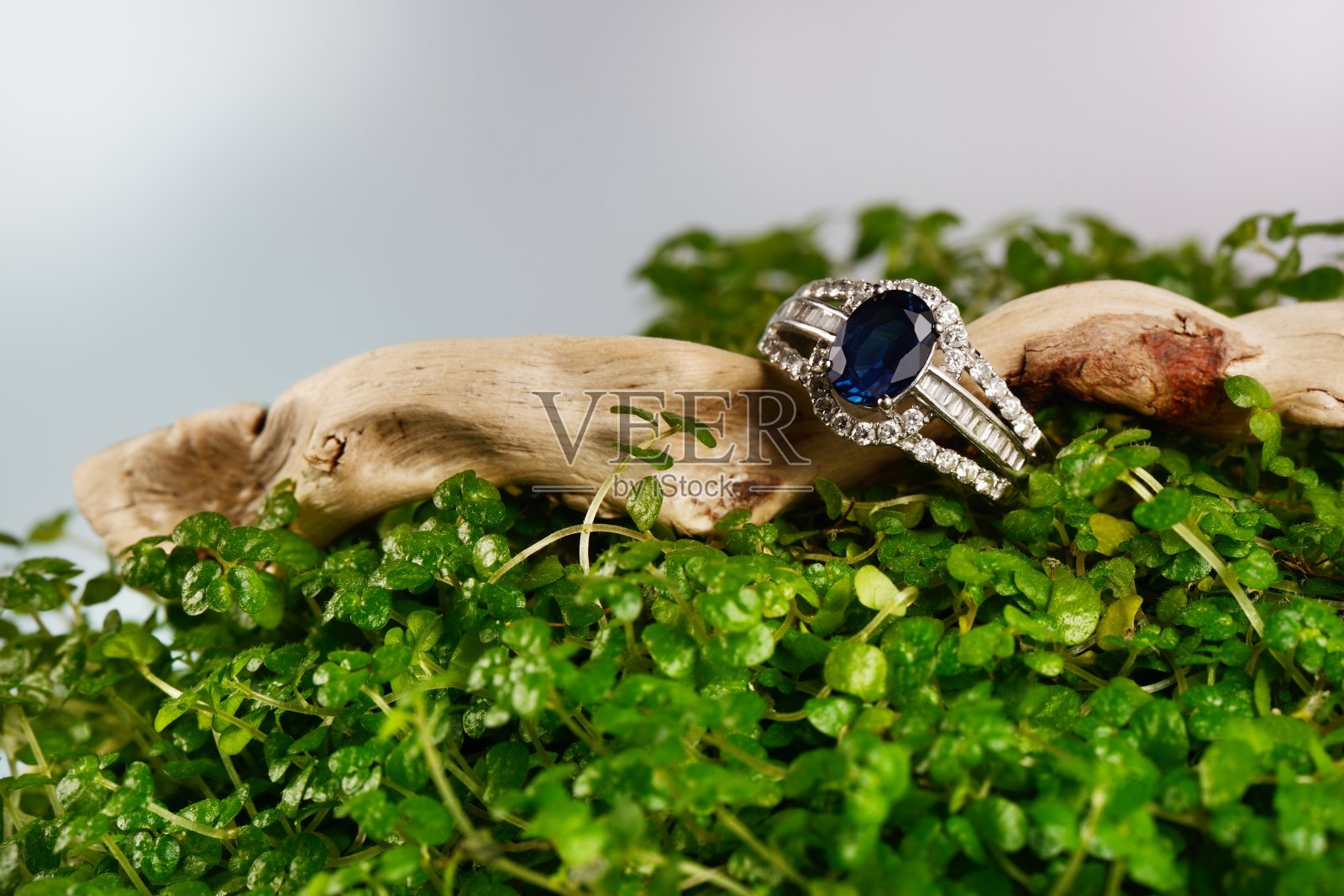 女人的铂金戒指与钻石和蓝宝石宝石照片摄影图片