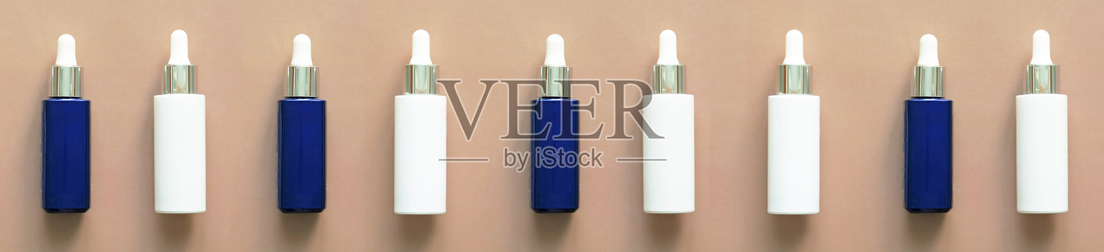 白色和蓝色玻璃瓶-夜间和白天的面部护理血清。美容spa医用皮肤护理,精华液瓶。芳香疗法油,天然化妆品概念。照片摄影图片