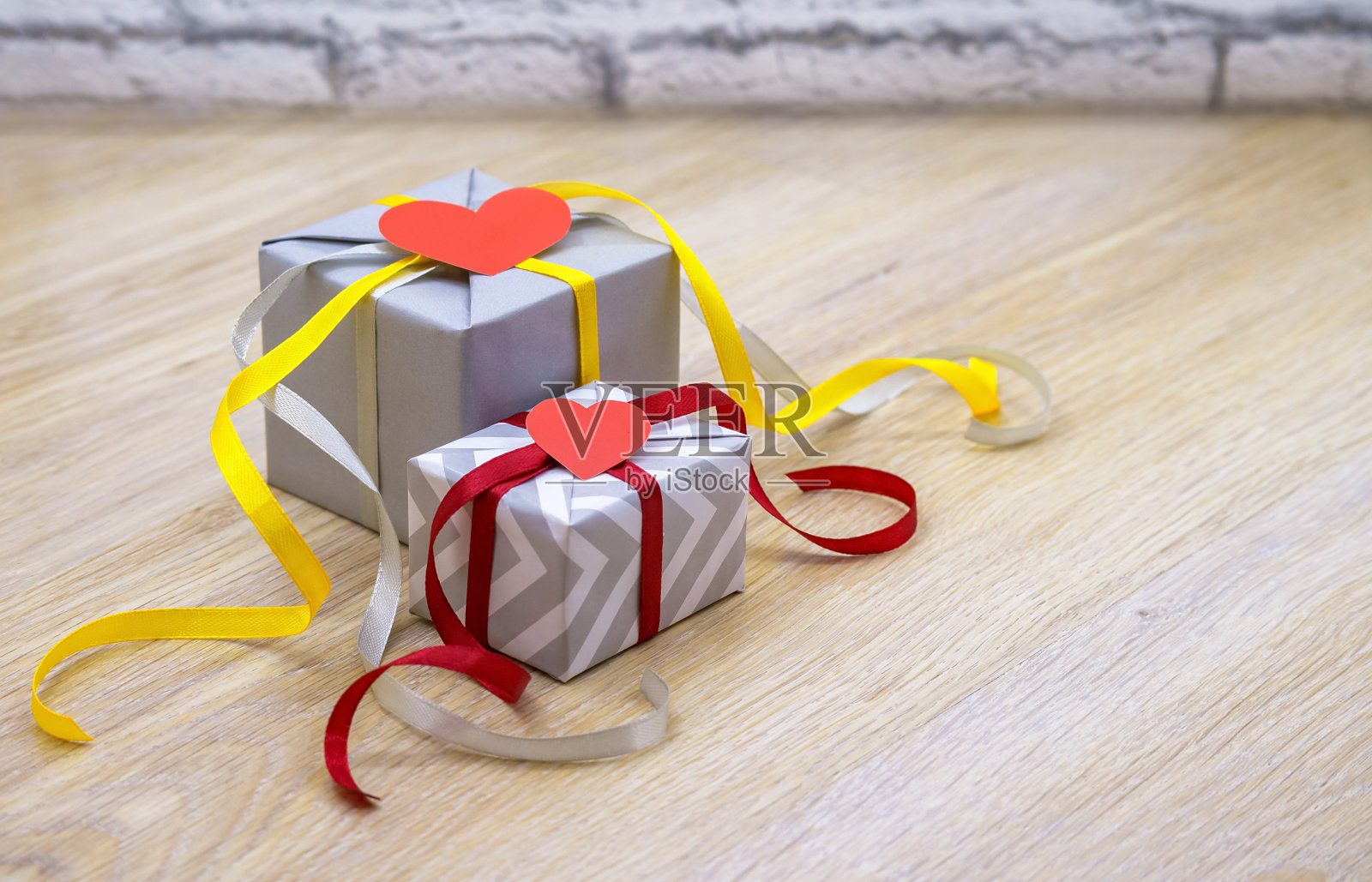 带着爱心的假日包裹。一个手工制作的礼物。照片摄影图片