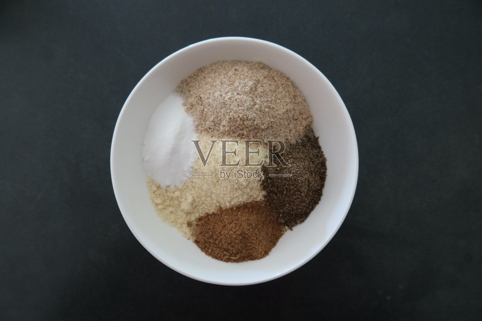 把干食材放在碗里照片摄影图片