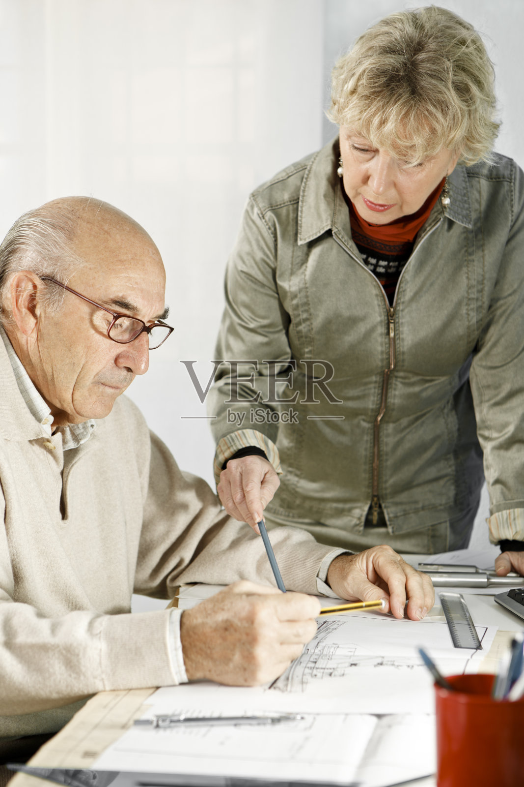 成熟的办公桌男和女人照片摄影图片
