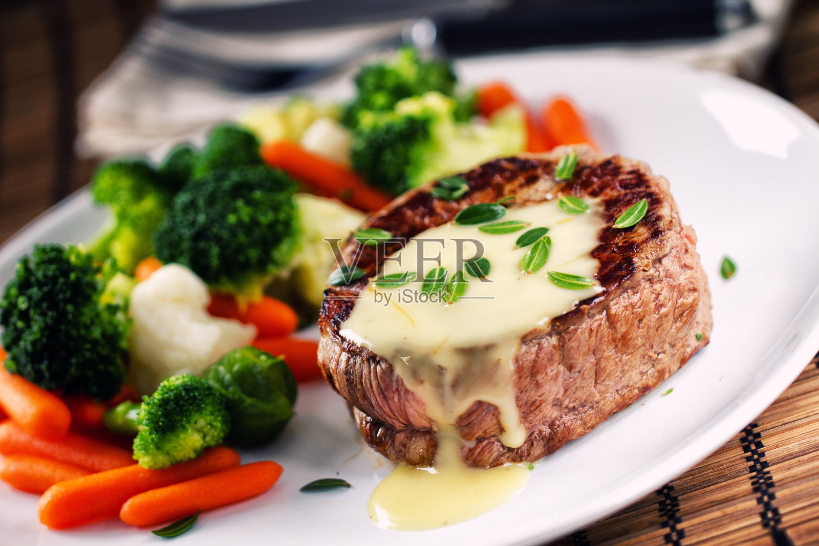 配蛋黄酱的牛肉片照片摄影图片