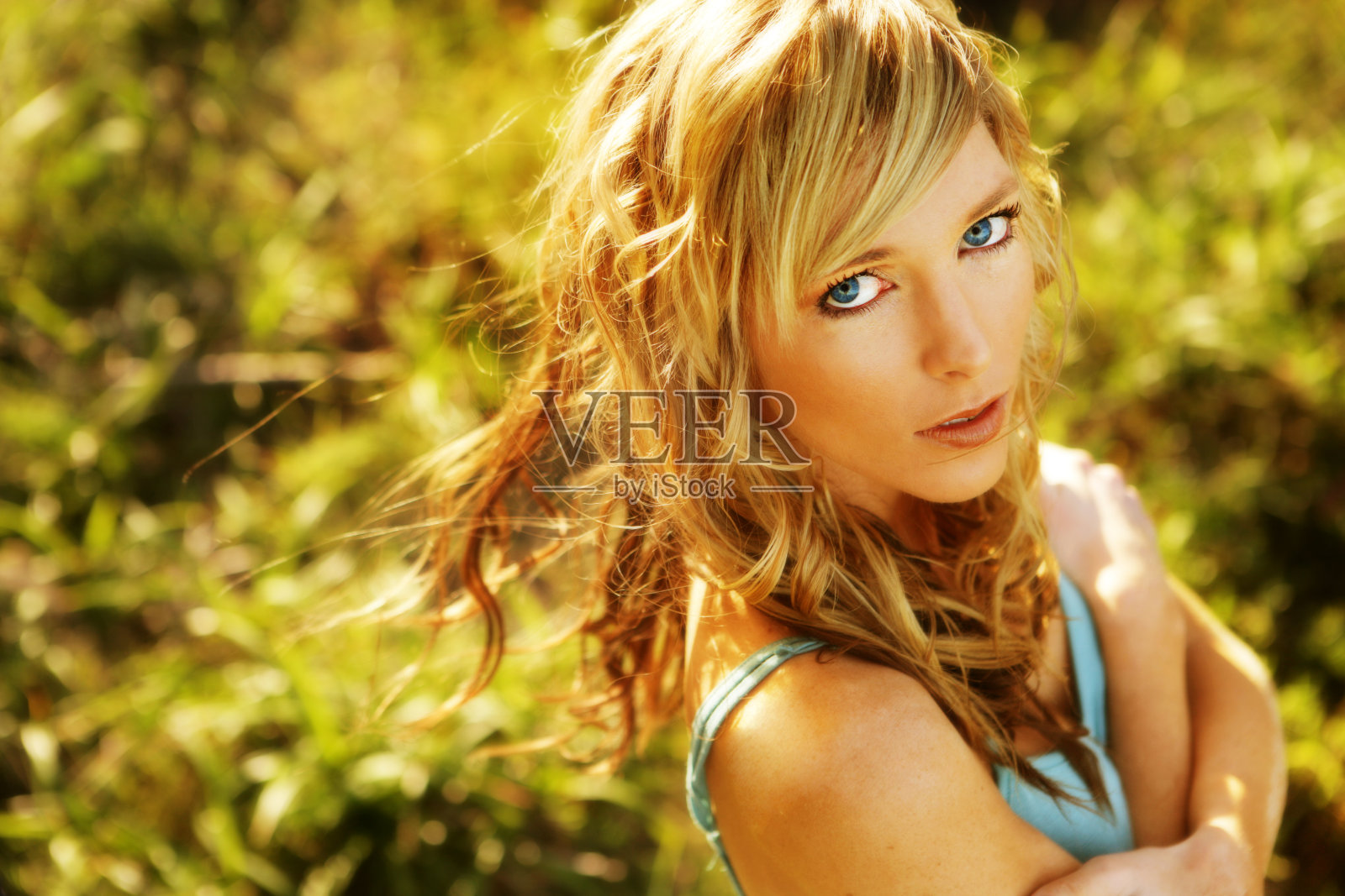 夏日里年轻女子在户外的肖像照片摄影图片