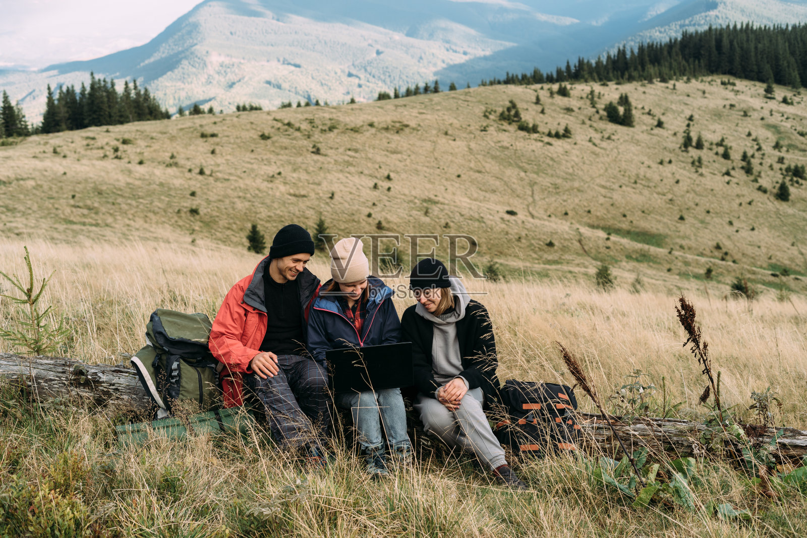 一群快乐的高加索男女游客朋友喜欢在秋天一起登山。照片摄影图片