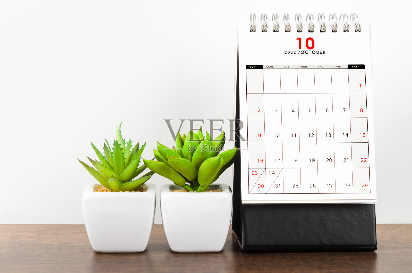 木桌上的2022年10月台历。照片摄影图片