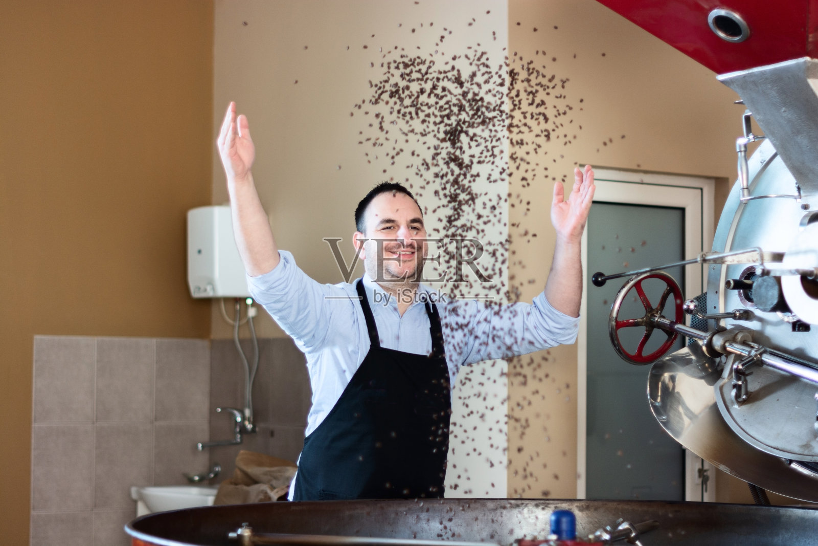 咖啡烘焙厂的工人照片摄影图片