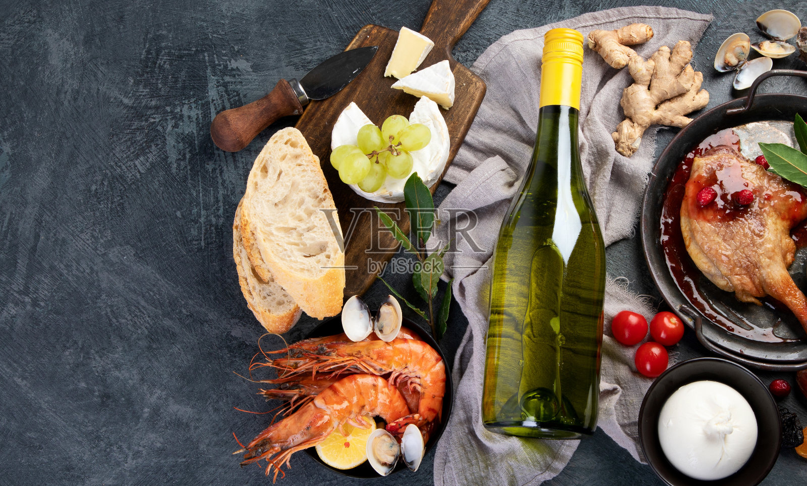 雷司令白葡萄酒配鸭和小吃。照片摄影图片