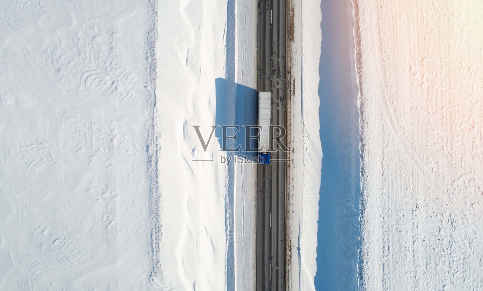 卡车在高速公路上行驶照片摄影图片