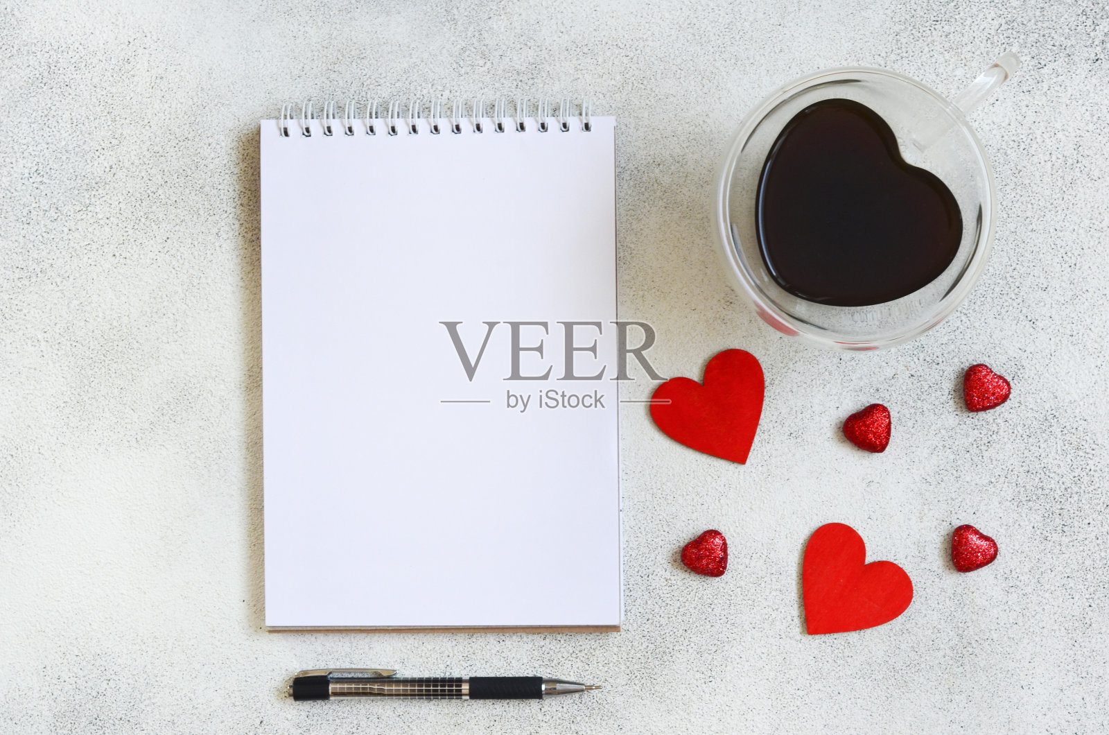 情人节贺卡,带红丝带和木制装饰心形的节日礼盒,环保工艺包装,零浪费节日照片摄影图片